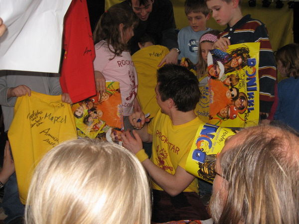 Donikkl und Fans.jpg